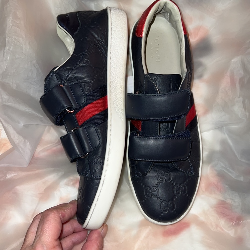 Gucci size 38 sneakers Velcro blue with the Gucci moniker on shoe